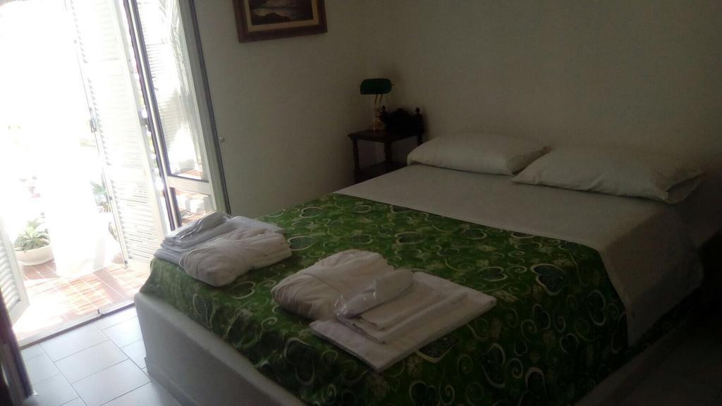 Cala Cavone Guest House Ponza Ngoại thất bức ảnh